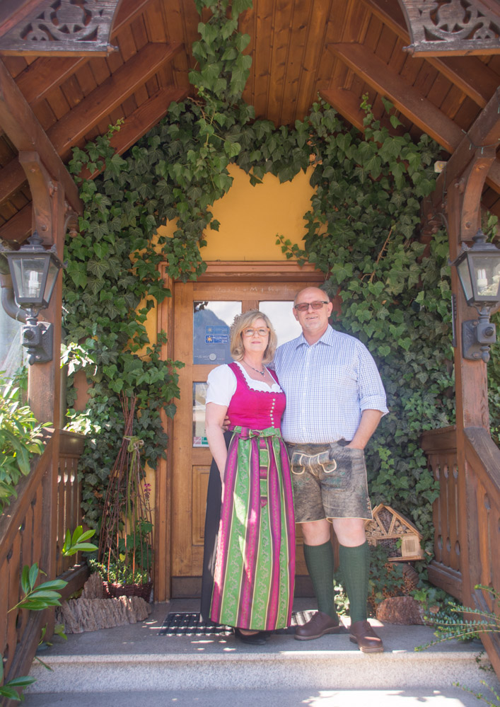 Hotel Goisererhof - Eingang mit den Gastgebern
